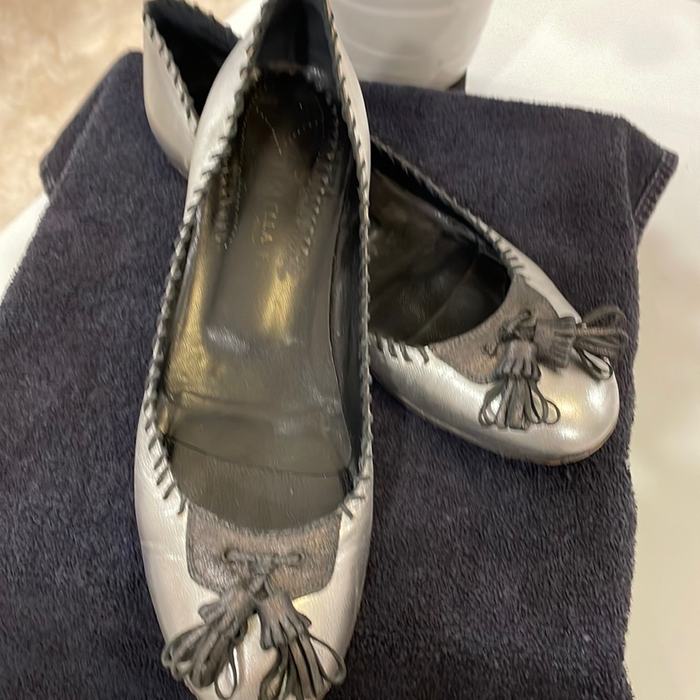 ISABELLA FIORE “Lovely Bis” silver flats with black stitching and tassel - Picture 1 of 8